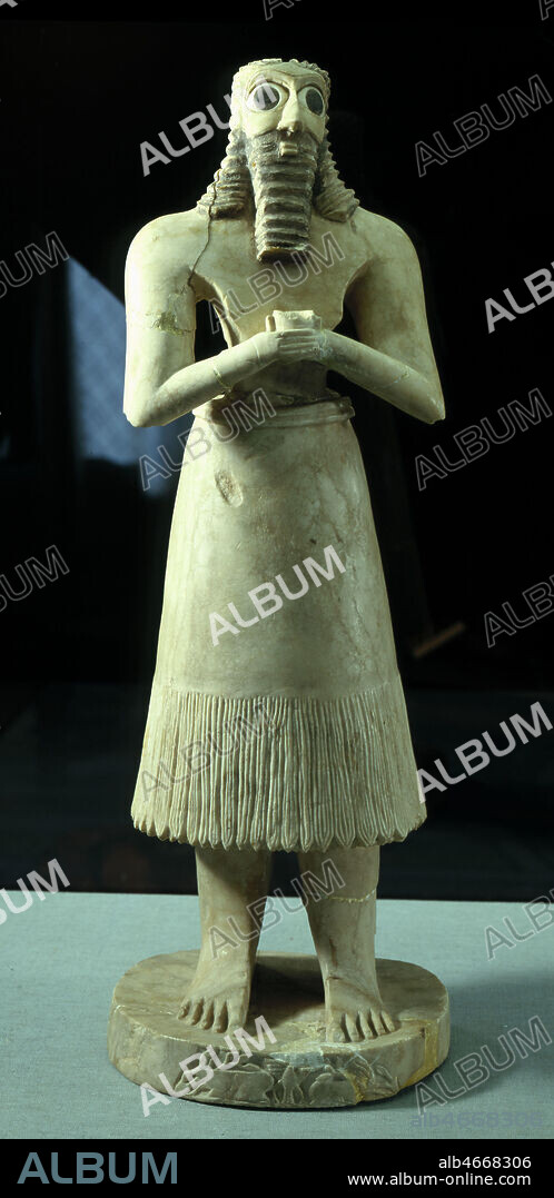 Statue en gypse d'un orant retrouvee dans le temple carre du dieu Abu a Eshnunna et datee vers 2750 av. JC. Musee de Bagdad. Credit : Coll. Bouquignaud./KHARBINE-TAPABOR.