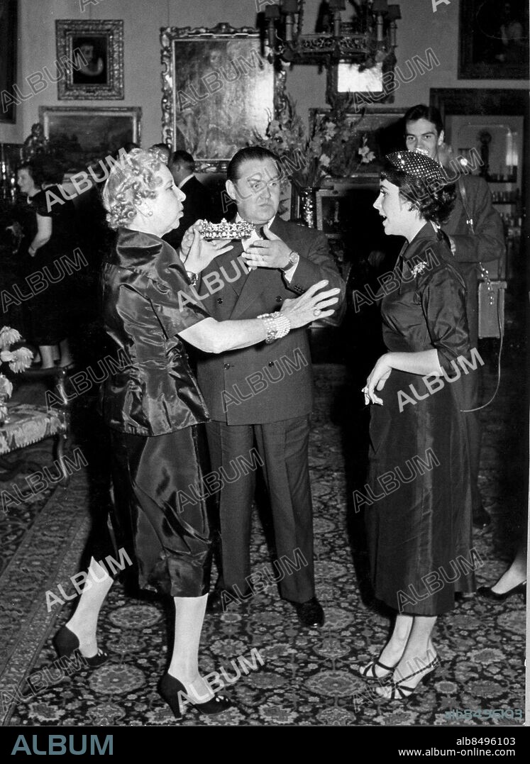 ARKIV 1953 . Marguerite Wenner-Gren och Jussi Björling samtalar med Elizabeth Taylor vid en mottagning i Wennergrenska Palatset i Stockholm.. Maguerite Wenner-Gren, Jussi Björling and Elizabeth Taylor at a reception in Wenner-Gren Palace in Stockholm.. Foto: TT / Kod 1900.