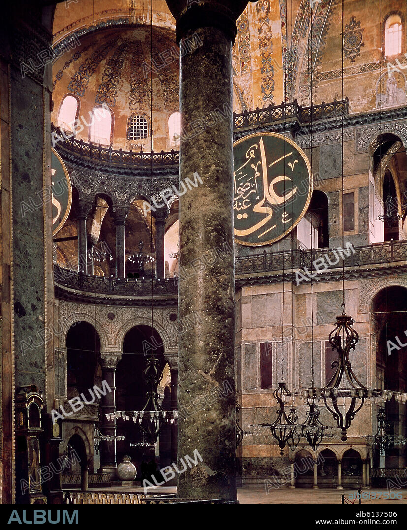 ANTEMIO DE TRALLES (474-534) E ISIDORO MILETO (442. INTERIOR DE SANTA SANTA SOFIA DE CONSTANTINOPLA - CONSTRUIDA ENTRE EL AÑO 532-537 - MEDALLON CON EL NOMBRE E ALA Y OTRAS INSCRIPCIONES DEL CORAN.