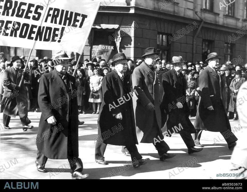 ©SCANPIX SWEDEN, 1940-05-01.. Första maj-demonstration i Stockholm 1940.. BILDEN: De fem talarna på Gärdet gingo i spetsen för tåget. (Fr.v.): statsminister Per-Albin Hansson, statsråd Bagge, riksdagsman Österström, redaktör Höglund och LO-ordförande Lindberg.. Foto: NTB. Code: 30000.