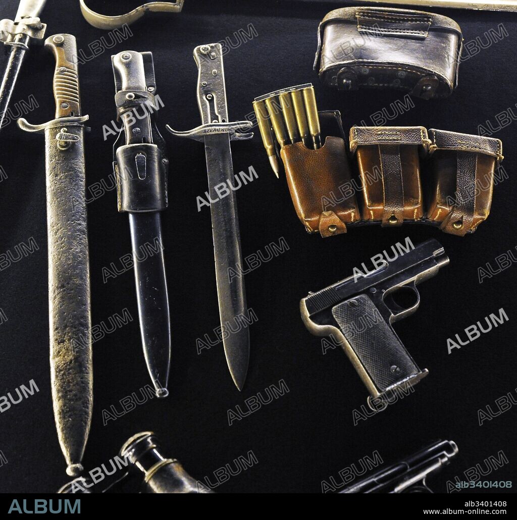 De izqda a derecha y de arriba a abajo: Bayonetas para rifle Mauser, modelo 1898, Alemania; Carcasa de cartucho del rifle comisión modelo 1888, Alemania; Cartucho y balas de fusil Mauser modelo 1898, Alemania y pistola Cebra modelo 1916, usada durante la Primera Guerra Mundial por el ejército francés y por los sublevados de Silesia, España. Museo de Silesia (Silesian Museum). Katowice. Polonia.