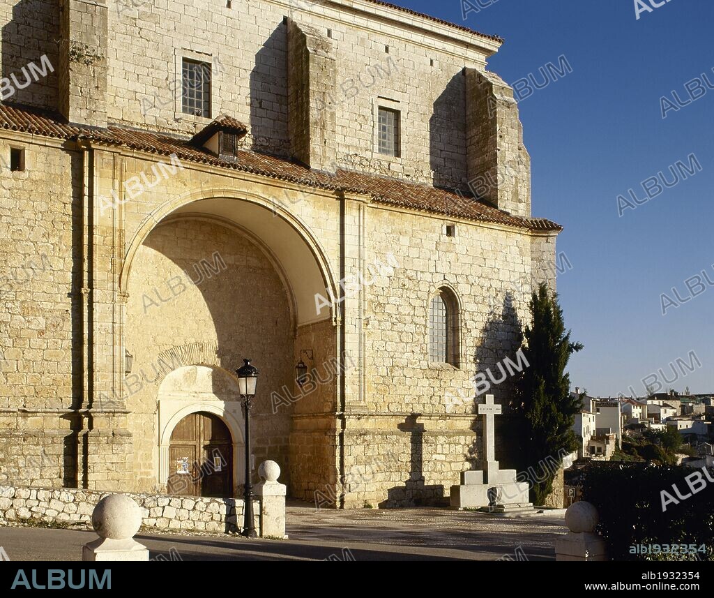 COMUNIDAD DE MADRID. CHINCHON. Vista parcial de la IGLESIA PARROQUIAL DE LA ASUNCION. Su construcción se inició en 1537 por los condes de Chinchón y terminó en 1626, por lo que su nave es gótica en el comienzo y renacentista al final. España.