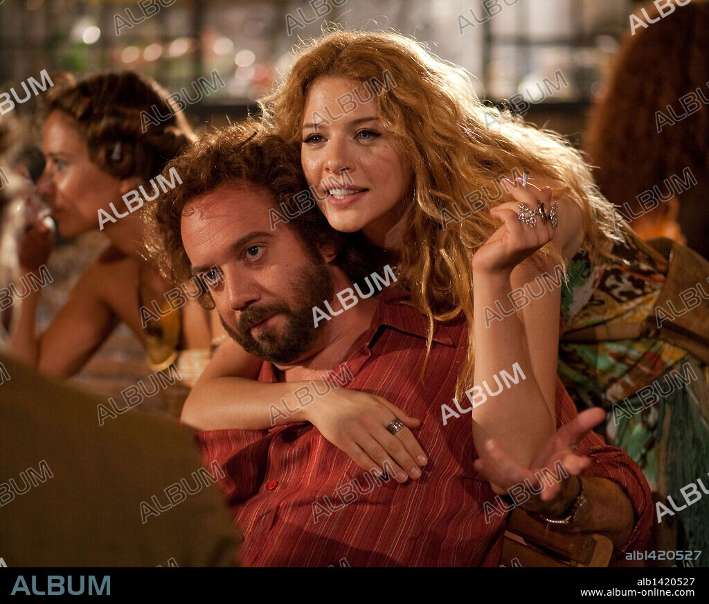 PAUL GIAMATTI and RACHELLE LEFEVRE in BARNEY'S VERSION, 2010, directed by RICHARD J. LEWIS. Copyright SERENDIPITY POINT FILMS.