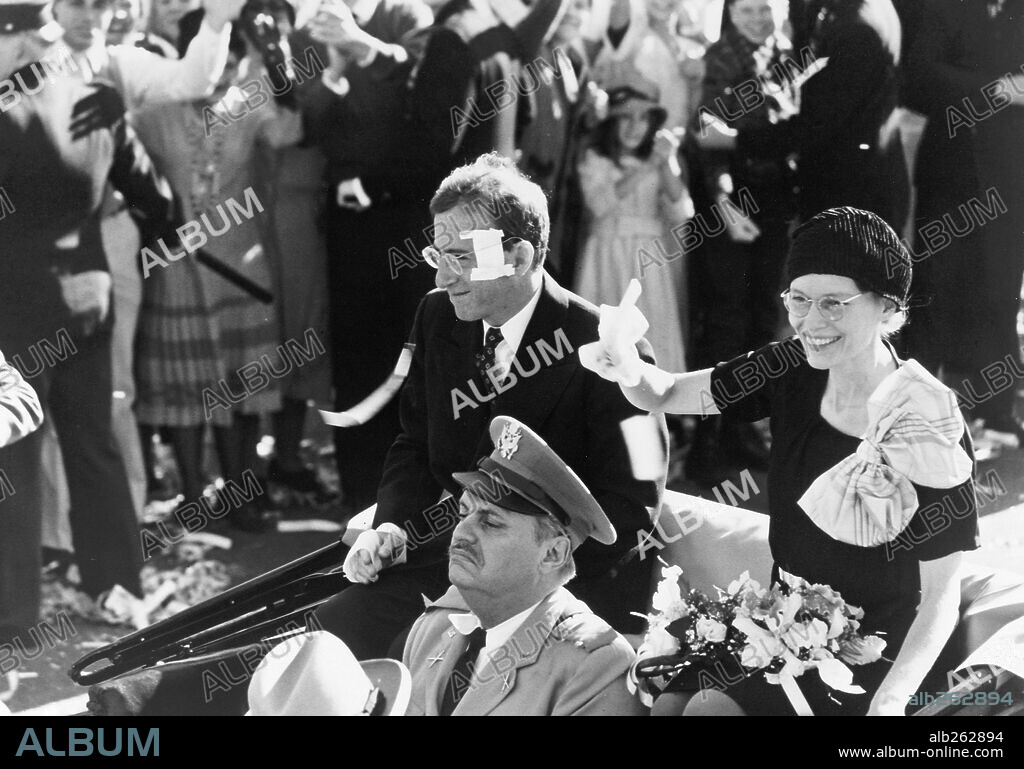 MIA FARROW and WOODY ALLEN in ZELIG, 1983, directed by WOODY ALLEN. Copyright ORION/WARNER BROTHERS.