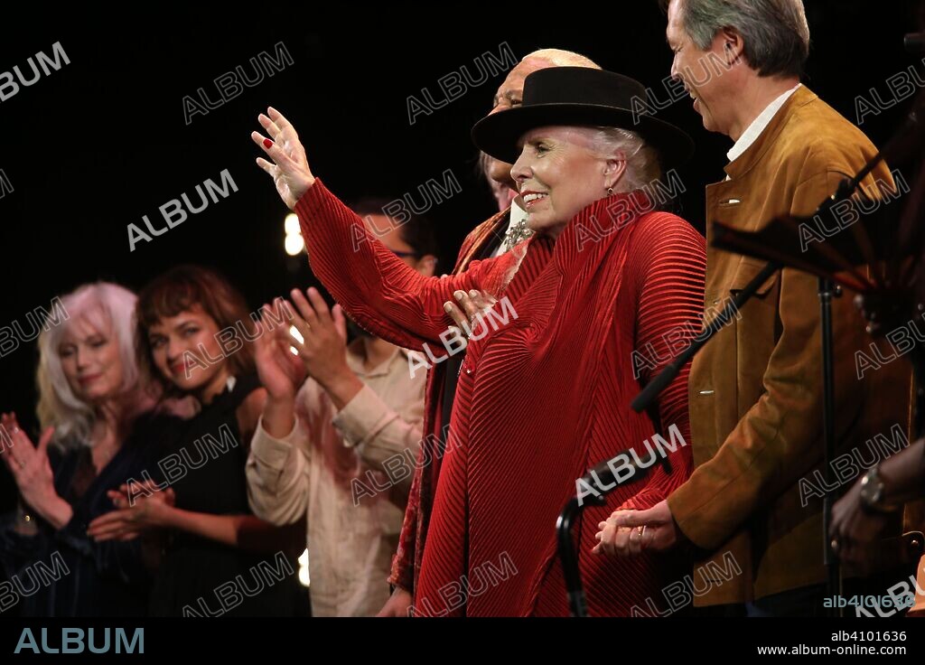 JONI MITCHELL y JORN WEISBRODT. Nov 7, 2018 - Los Angeles, California, U.S. - JONI MITCHELL greets an enthusiastic audience after the Los Angeles Music Center performance celebrating her 75th birthday. (Credit Image: © Iris Schneider/ZUMA Wire). 07/11/2018