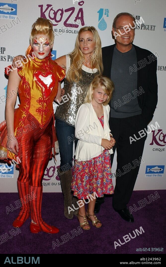 CAMILLE DONATACCI, CAMILLE GRAMMER, KELSEY GRAMMER y MASON OLIVIA GRAMMER. Oct 16, 2009 - Santa Monica, California, USA - KELSEY GRAMMER, wife CAMILLE, and daughter MASON OLIVIA arrive at the opening of Cirque Du Soleil show 'Kooza' at the Santa Monica pier. 16/10/2009
