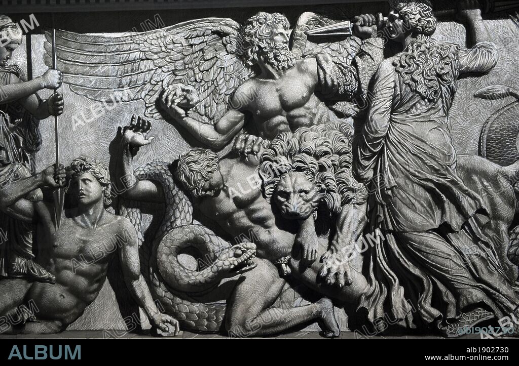 ARTE GRIEGO-HELENISTICO. ASIA MENOR. Dibujos del artista YADEGAR ASISI que reproducen el friso norte del ALTAR DE ZEUS o ALTAR DE PERGAMO, construido en el S. II a. C. Reproducen las escenas y personajes que faltán en el original. Detalle de la GIGANTOMAQUIA. "POSIBLE REPRESENTACION DE CETO, MONSTRUO MARINO QUE PERSONIFICABA LOS PELIGROS DEL MAR". Friso Norte. Museo de Pérgamo. Berlín. Alemania.. Museo de Pérgamo (Isla de los Museos). Berlín. Alemania. Europa.