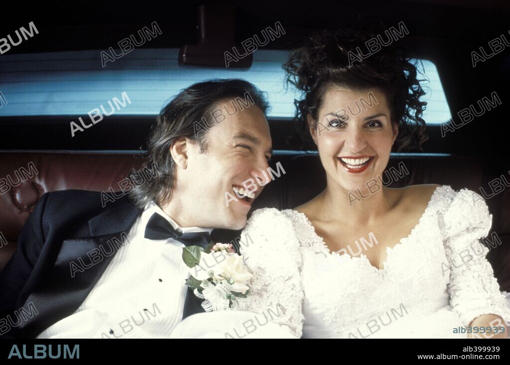 JOHN CORBETT and NIA VARDALOS in MY BIG FAT GREEK WEDDING, 2002, directed by JOEL ZWICK. Copyright IFC FILMS.