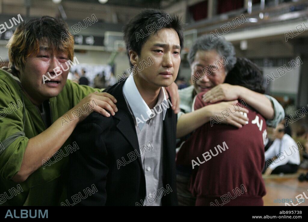 THE HOST, 2006 (GWOEMUL), directed by BONG JOON HO. Copyright CHEONGEORAM.