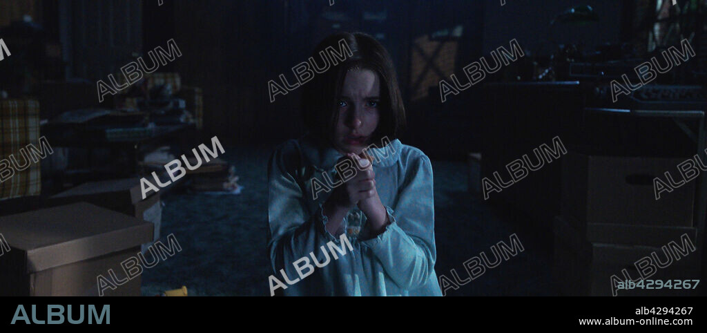 MCKENNA GRACE en ANNABELLE VUELVE A CASA, 2019 (ANNABELLE COMES HOME), dirigida por GARY DAUBERMAN. Copyright ATOMIC MONSTER/NEW LINE CINEMA/RATPAC-DUNE ENT/THE SAFRAN CO.