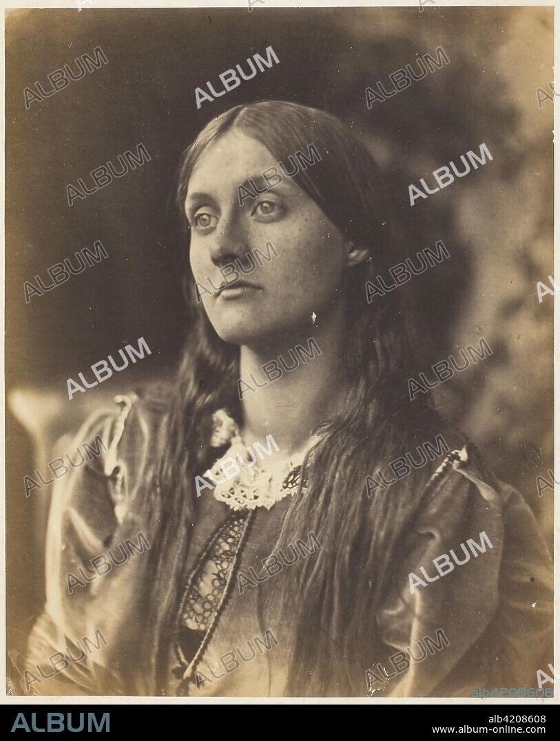 JULIA MARGARET CAMERON (PHOTOGRAPHE). Julia Jackson. Julia Margaret Cameron; English, 1815-1879. Date: 1859-1870. Dimensions: 25.2 × 20.1 cm (image/paper); 38 × 28.5 cm (mount). Albumen print. Origin: England.