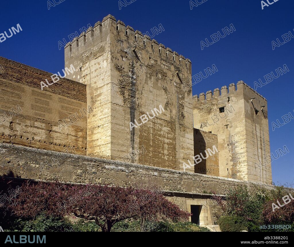 La Alhambra. Vista de la Torre Quebrada (izquierda) y la Torre del Homenaje (derecha) dentro del recinto de La Alcazaba, mandado construir por Mohammed I en el año 1238 en la parte occidental. Granada. Andalucía. España.