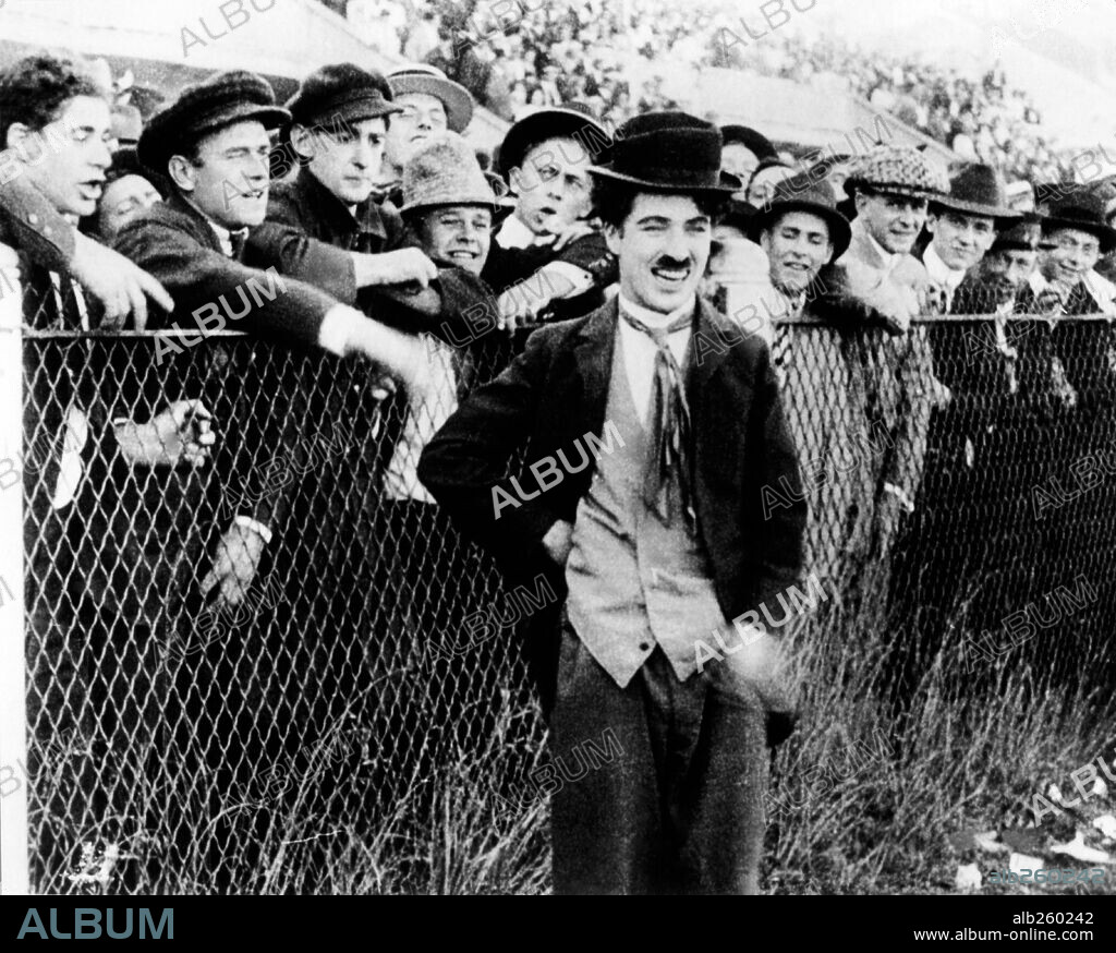 CHARLIE CHAPLIN en CARRERAS DE AUTOS PARA NIÑOS, 1914 (KID AUTO RACES AT VENICE). Copyright KEYSTONE FILM COMPANY.
