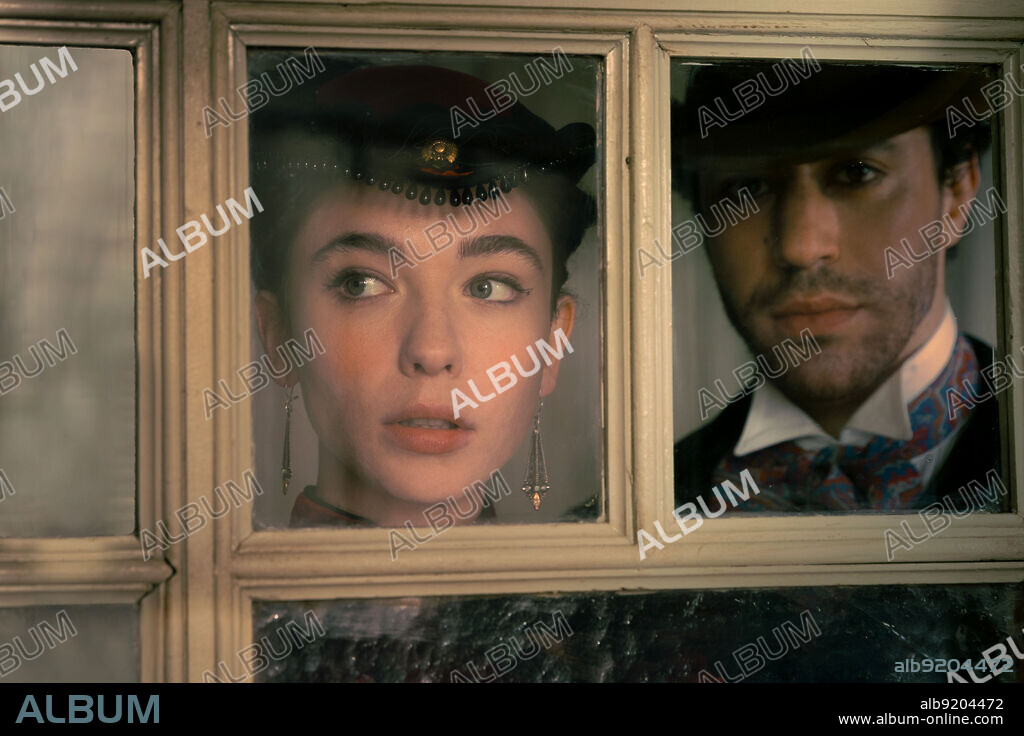 EDUARDO SCARPETTA y MATILDA DE ANGELIS en LA LEY DE LIDIA POET, 2023 (LA LEGGE DI LIDIA POET), dirigida por MATTEO ROVERE. Copyright Groenlandia.