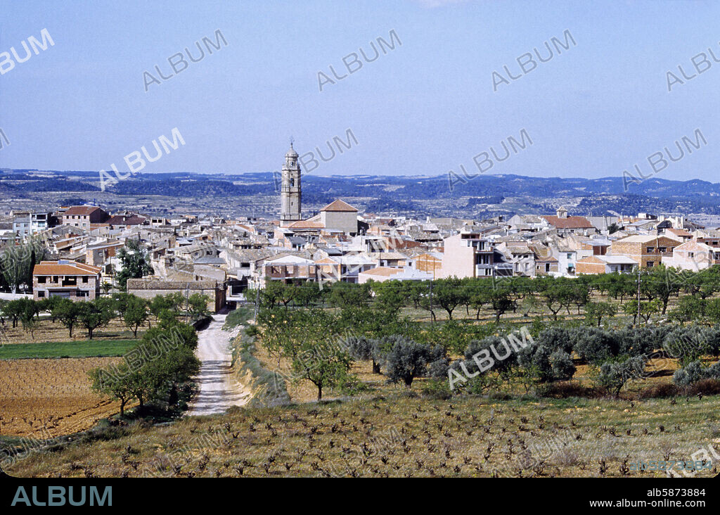 Gandesa (Terra Alta) vista del pueblo y campos de olivos y almendros.
