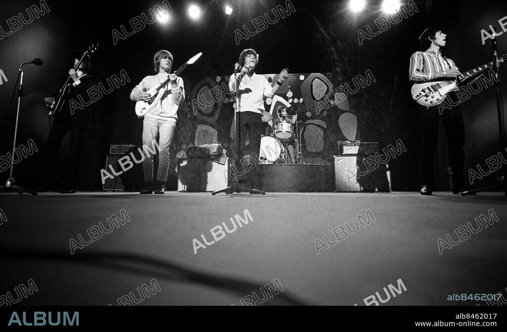 STOCKHOLM 1965-04.. THE ROLLING STONES I SVERIGE 1965. Gruppen gjorde tre spelningar i Kungliga Tennishallen i Stockholm 1-2 april och enligt uppgift gjordes även en tv-inspelning på Cirkus den 3 april 1965. Repetitioner persons: CHARLIE WATTS;KEITH RICHARDS;BRIAN JONES;MICK JAGGER sites: STOCKHOLM;SVERIGE;STORBRITANNIEN*.