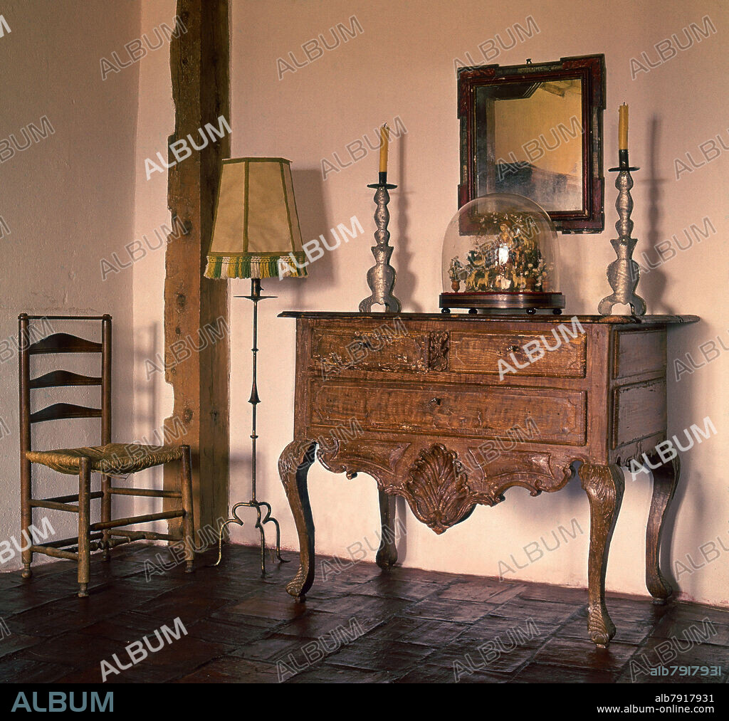 COMODA DE DORMITORIO FOTO DE LOS AÑOS 60.