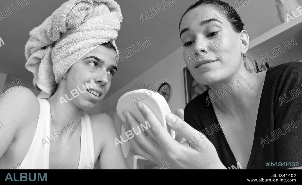 CELIA FREIJEIRO and JULIA DE CASTRO in EN CASA, 2020, directed by CARLOS MARQUES-MARCET, ELENA MARTIN, LETICIA DOLERA, PAULA ORTIZ and RODRIGO SOROGOYEN. Copyright HBO.