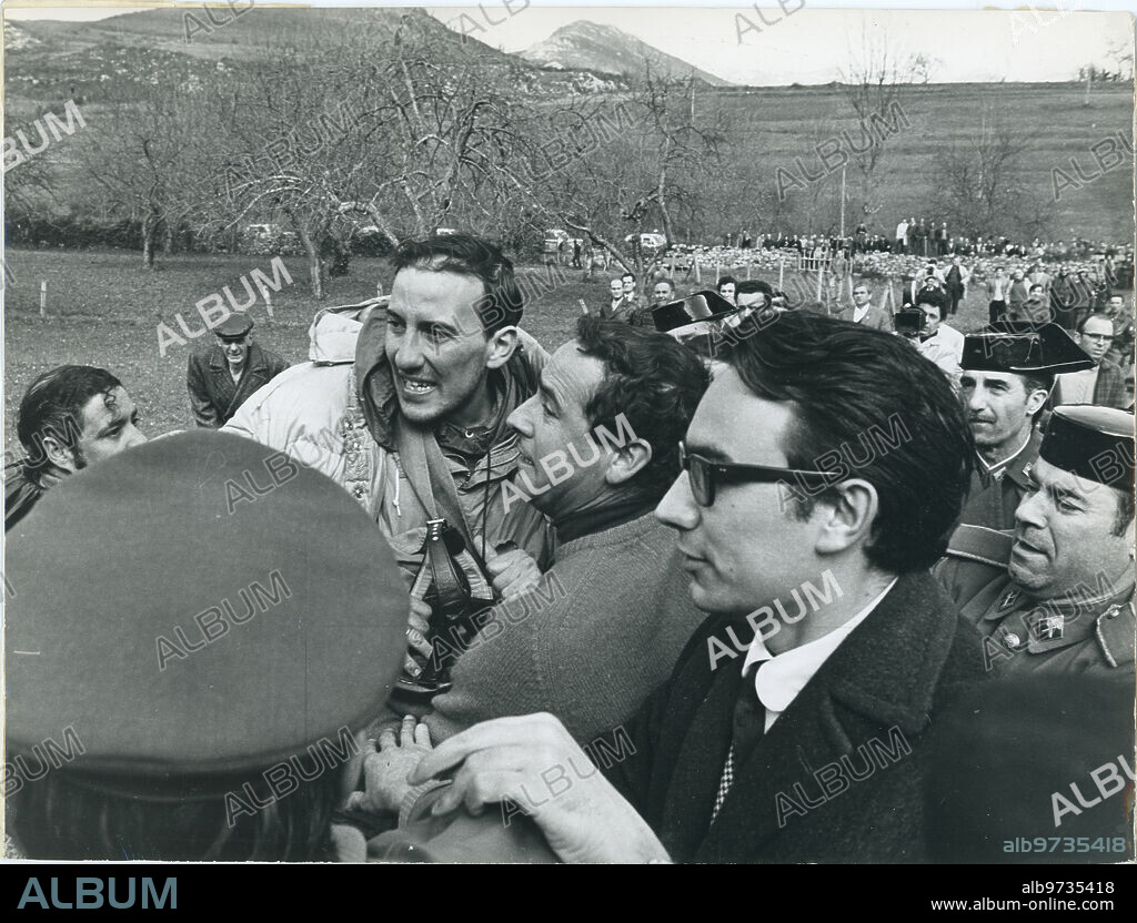 Naranjo de Bulnes (Asturias), febrero de 1970. Rescate de los alpinistas Gervasio Lastra y José Luis Arrabal. En la imagen, Gervasio Lastra abraza a Francisco Rodríguez Almirante, que con Enrique Herreros formaba el equipo de apoyo.