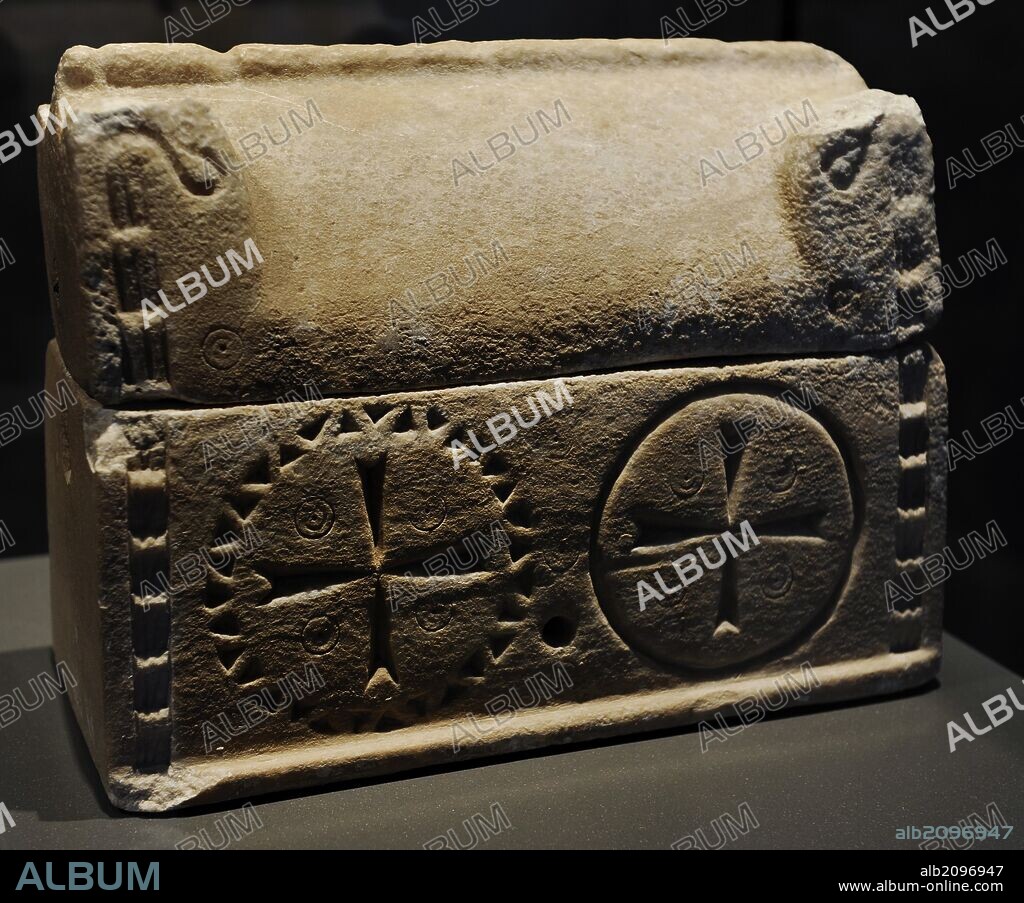 ARTE MEDIEVAL. IMPERIO ROMANO DE ORIENTE o IMPERIO BIZANTINO. Relicario en forma de sarcófago. Fechado hacia el siglo V-VI d. C. Pieza bizantina procedente de la ciudad de Apamea, Síra. Neues Museum (Nuevo Museo). Berlín. Alemania. Europa.