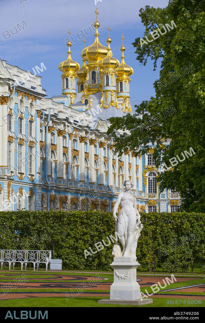 Garden statue, Catherine Palace in the background, Tsarskoe Selo, Pushkin, UNESCO World Heritage Site, Russia, Europe.