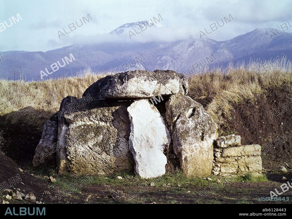 EL DOLMEN DE AITZKOMENDI CON LA SIERRA AL FONDO - FOTO AÑOS 60.