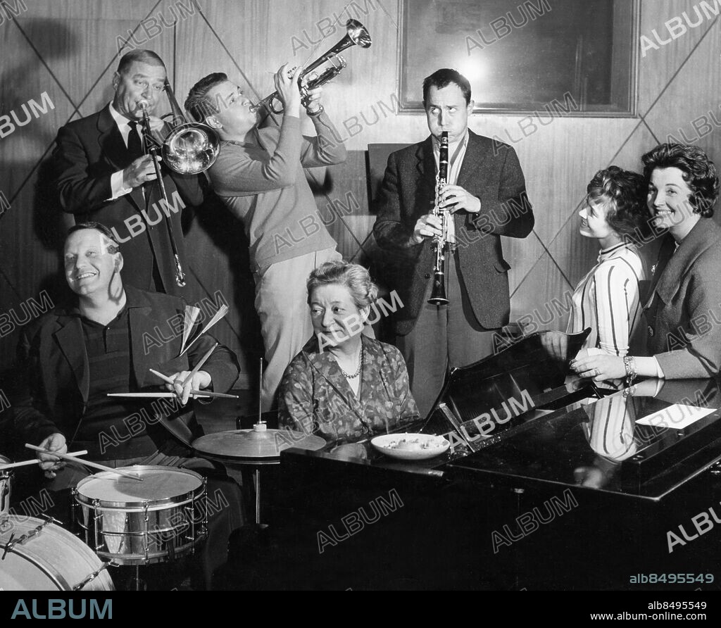 Orig. bildtext... CARL-GUSTAFS KAPELL Så här ser radions nyaste orkester ut: Carl-Gustaf Lindstedt, kapellmästare, Arne Källerud, trombonist, Lasse Lönndahl, trumpetare, Hjördis Pettersson, pianist, Håkan Serner, klarinettist, Britt Damberg och Ingrid Juel, sångerskor. Pianon Leende Anm. Publ i RiR 41/59 CD459 persons: INGRID JUEL;BRITT DAMBERG;HÅKAN SERNER;HJÖRDIS PETTERSSON;LASSE LÖNNDAHL;ARNE KÄLLERUD sites: SVERIGE.