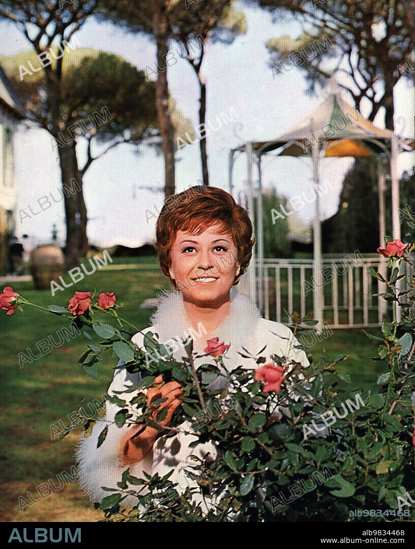 GIULIETTA MASINA in JULIET OF THE SPIRITS, 1965 (GIULIETTA DEGLI SPIRITI), directed by FEDERICO FELLINI. Copyright FEDERIZ/RIZZOLI FILM/FRANCORIZ PROD.