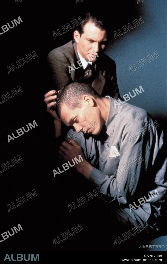 CHRISTIAN SLATER and KEVIN BACON in MURDER IN THE FIRST, 1995, directed by MARC ROCCO. Copyright WARNER BROS.