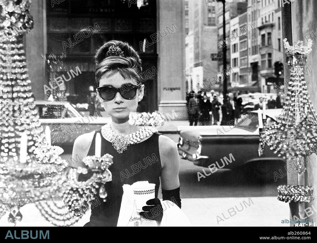AUDREY HEPBURN in BREAKFAST AT TIFFANY'S, 1961, directed by BLAKE EDWARDS. Copyright PARAMOUNT PICTURES.