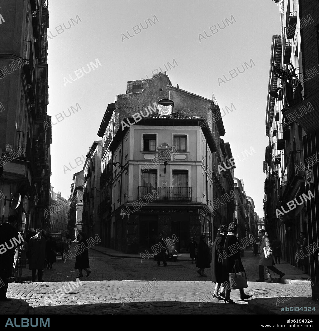 CASA EN LA QUE NACIO LEANDRO FERNANDEZ DE MORATIN EN LA PLAZUELA DE SAN JUAN - FOTOGRAFIA EN BLANCO Y NEGRO - AÑOS 60.