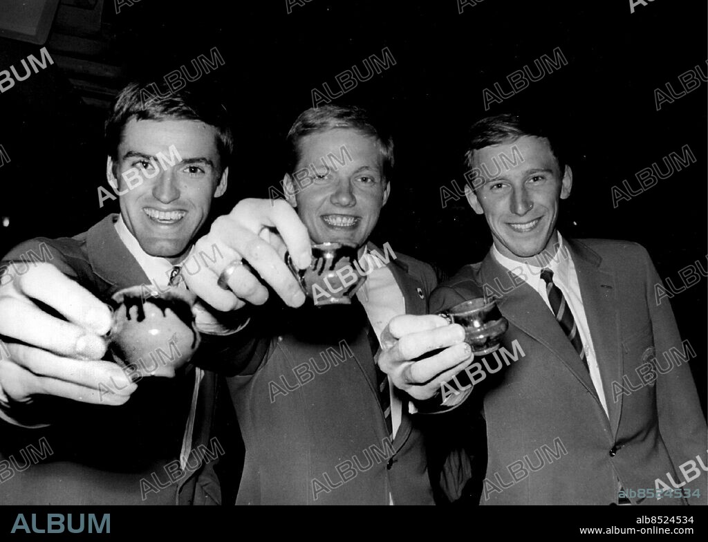 OS Olympiaden Sommar-OS i Mexico 1968.. Fr v Sovjet, Ungern och Sverige vid prisutdelningen i herrarnas moderna femkamp. Sverige fråntogs i efterhand. sina bronsmedaljer då det visade sig att Hans Gunnar Liljenvall vid kontroll hade druckit öl inför skjutmomentet.. Svenska laget fr v Björn Ferm, Hans Jacobsson och Hans-Gunnar Liljenvall.. (c) Sydsvenskan / IBL Bildbyrå.