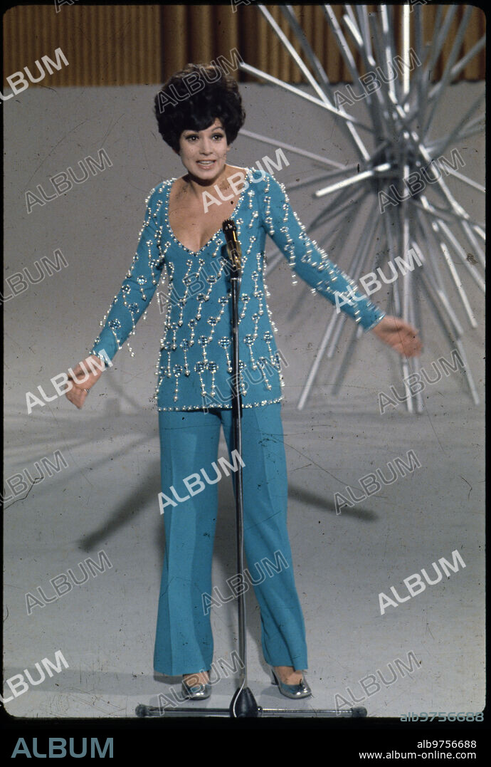 Madrid, 29/03/1969. Salomé representando a España en el Festival de Eurovisión con la canción «Vivo cantando».