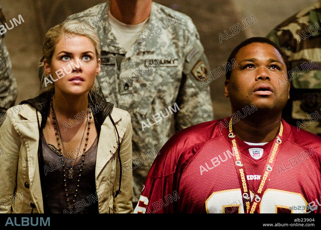 ANTHONY ANDERSON and RACHAEL TAYLOR in TRANSFORMERS, 2007, directed by MICHAEL BAY. Copyright PARAMOUNT PICTURES.