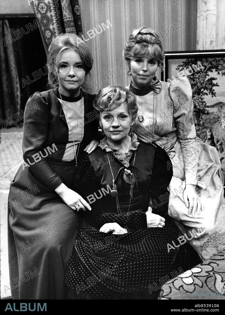 STOCKHOLM OKÄNT FOTODATUM. Skådespelerskorna fr .v. Lena Granhagen i rollen som Berta, Gunn Wållgren i rollen som modern och Meg Westergren i rollen som Lissi i pjäsen "Sanna kvinnor".. Foto: Svenskt Pressfoto / SCANPIX / Kod: 20360.