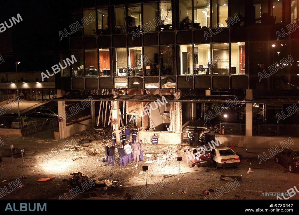 20 abril 2002. Madrid..21..4..02...Explosion de un coche bomba de eta en la calle Manuel Caldeiro... Foto Javier Prieto...Archdc.
