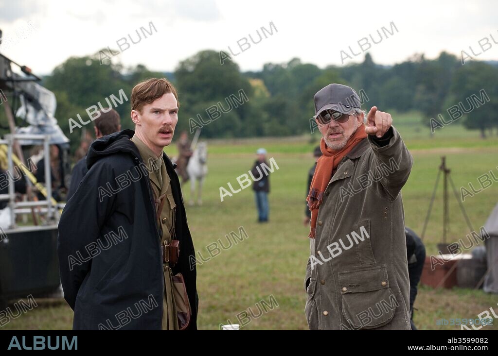 BENEDICT CUMBERBATCH y STEVEN SPIELBERG en WAR HORSE-CABALLO DE BATALLA, 2011 (WAR HORSE), dirigida por STEVEN SPIELBERG. Copyright TOUCHSTONE PICTURES.