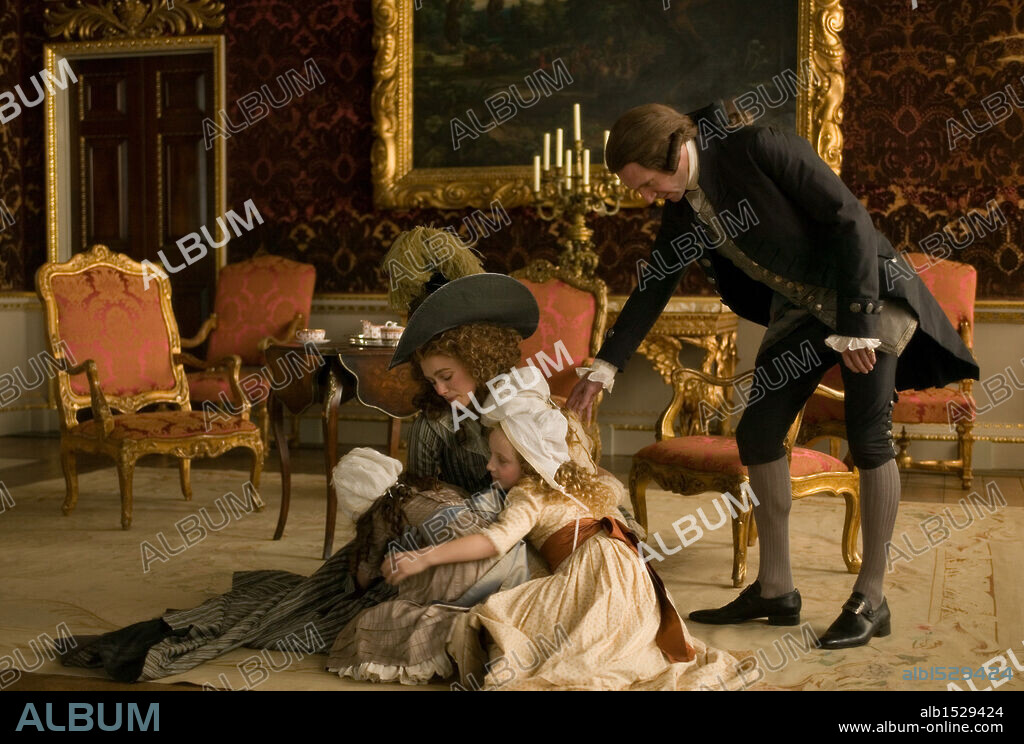 KEIRA KNIGHTLEY and RALPH FIENNES in THE DUCHESS, 2008, directed by SAUL DIBB. Copyright PARAMOUNT VANTAGE/PATHE/BBC FILMS/PATHE RENN PRODUCTIONS.