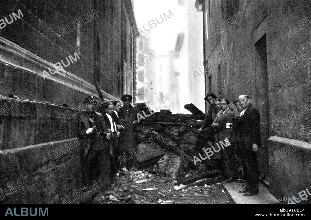 Revuelta minera en Asturias. Barricadas frente al Gobierno civil de Oviedo. Octubre de 1934.