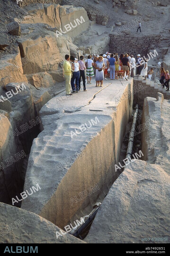 CANTERA DE GRANITO DEL OBELISCO INACABADO EN ASUAN - FOTO AÑOS 80.