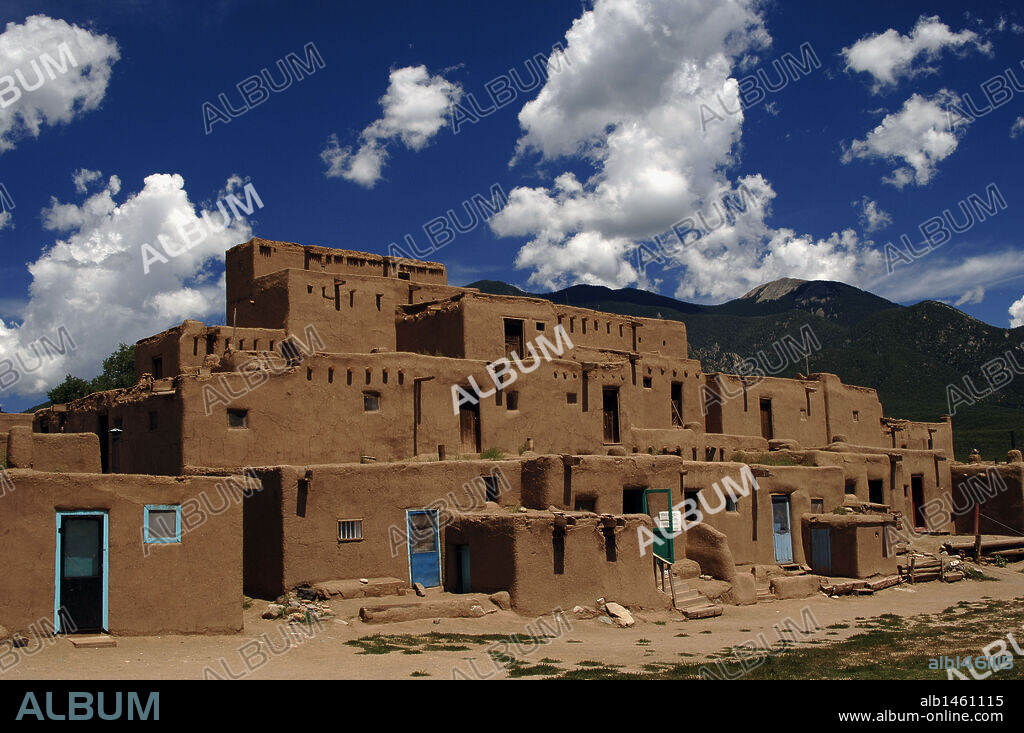 ESTADOS UNIDOS. PUEBLO DE TAOS. Habitado por indios Tiwa, de la tribu Pueblo. Vista de las construcciones de adobe de varios pisos. Declarado Patrimonio de la Humanidad por la UNESCO. Estado de Nuevo México.