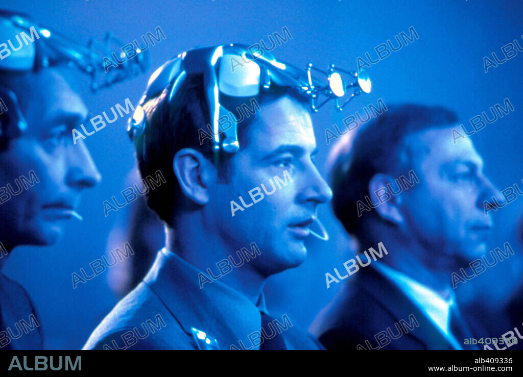 JEREMY NORTHAM en CYPHER, 2002, dirigida por VINCENZO NATALI. Copyright PANDORA CINEMA/GAYLORD FILMS/HEADSPACE.