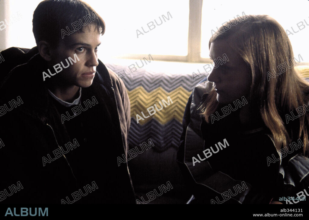 CHLOE SEVIGNY and HILARY SWANK in BOYS DON'T CRY, 1999, directed by KIMBERLY PIERCE. Copyright FOX SEARCHLIGHT PICTURES / MATLOCK, BILL.