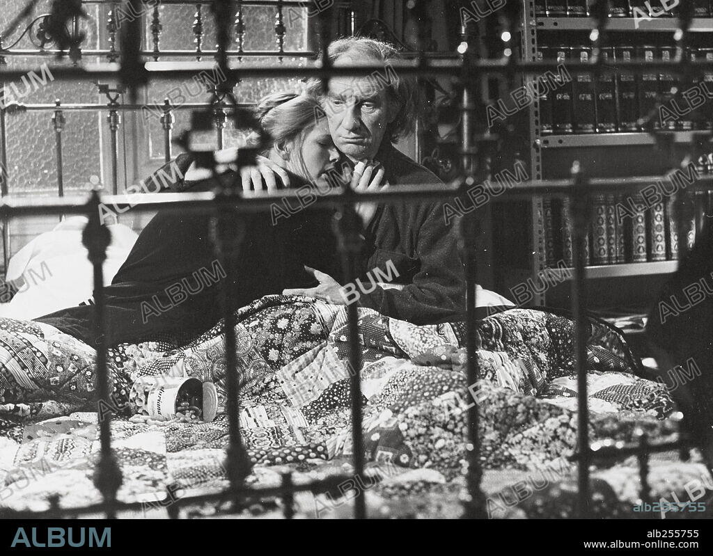 FERNANDO FERNAN GOMEZ y MARTINE AUDO en EL ANACORETA, 1976, dirigida por JUAN ESTELRICH. Copyright ARCADIE PRODUCTIONS.