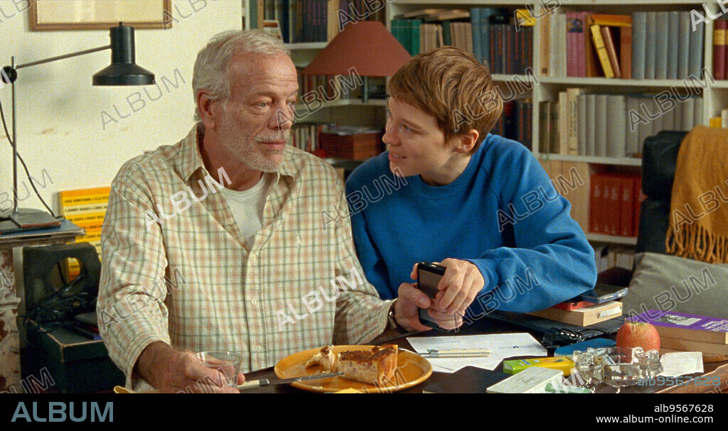 LEA SEYDOUX and PASCAL GREGGORY in ONE FINE MORNING, 2022 (UN BEAU MATIN), directed by MIA HANSEN-LOVE. Copyright Arte France Cinéma.