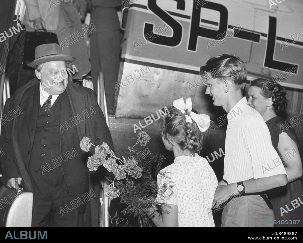 Orig. bildtext... STANISLAW CAT-MACKIEWICZ CAME BACK TO POLAND The former premier of the so-called Polish emigration government in LOndon and well known journalist Stanislaw Cat-Mackiewicz arrived by air from London to Warsaw on JUne 14, 1956. OPS: St. Cat-Mackiewicz is being welcomed at the Okecie airport in Warsaw. Orig. bildtext... Den före detta ledaren av den polska emigrant-regeringen i London, Stanislw Cat-Mackiewicz, har återvänt till Polen och ses här välkomnad på flygplatsen i Warszava. Anm. S Mackiewicz, 1896-1966, polsk konservativ politiker, medlem av det polska parlamentet sejmen 1928-1935. Levde i exil 1939-1956 och fungerade som premiärminister i Polens exilregering 1954-1955. Resenärer persons: STANISLAW MACKIEWICZ sites: WARSZAWA;POLEN.