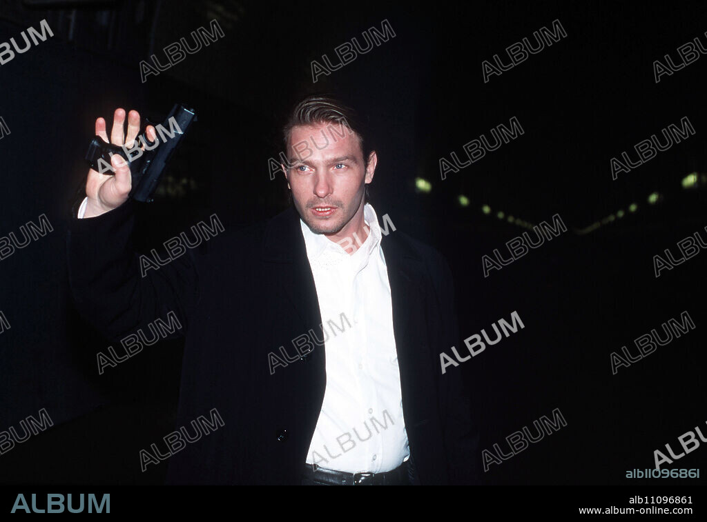 The Soloist - No Way Back / Detective Inspector Philip Lanart (THOMAS KRETSCHMANN) uncovers a syndicate within the police apparatus in Hamburg, piece by piece, thereby putting himself and others in great danger. / Headline: THE SOLOIST - NO WAY BACK / D 1999.