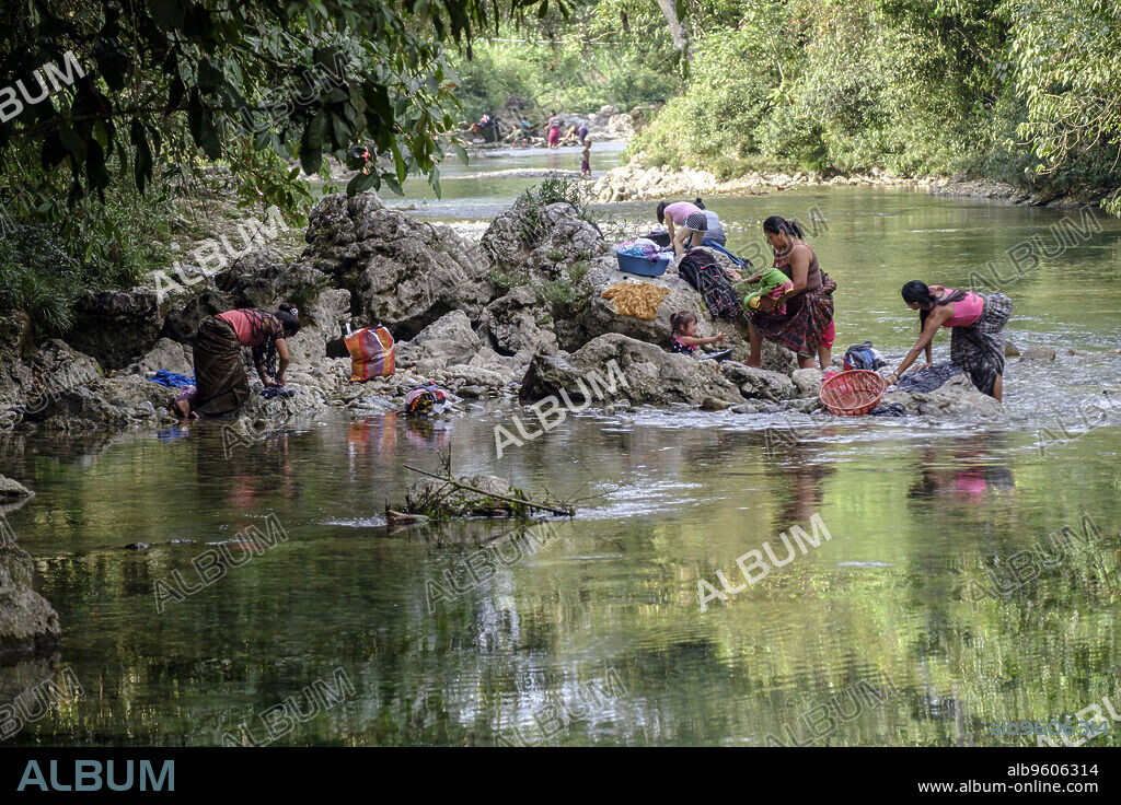 mujeres lavando ropa en el rio Cuatro Chorros, La Parroquia, Zona Reina, Quiche, Guatemala, America Central.