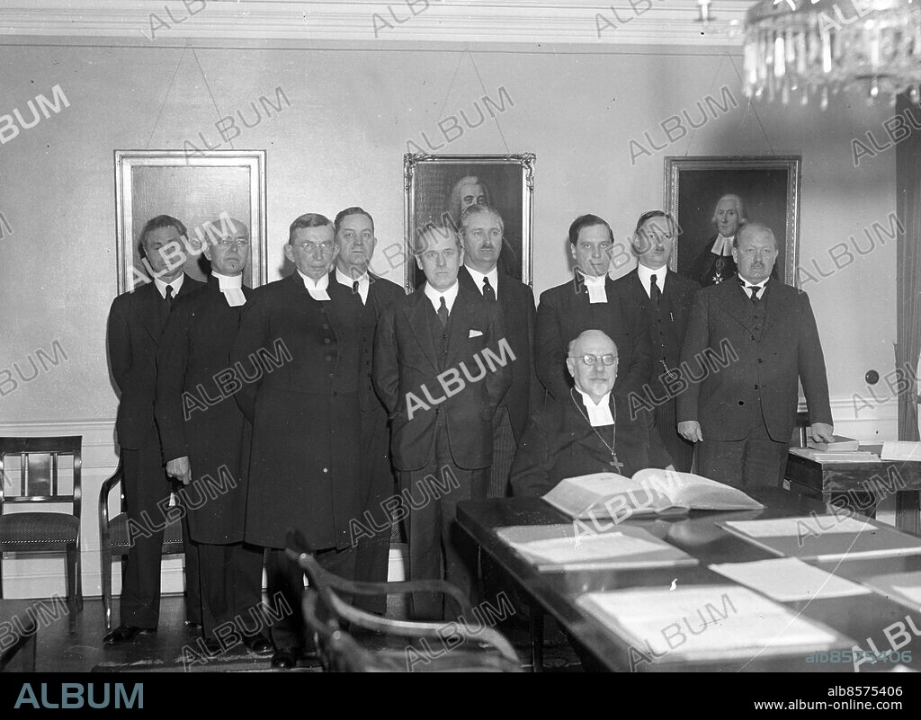 Göteborg 1937-01-04 - Edgång i nya Domkapitlet - Vid bordet biskop Block - Stående frv hrr Ernst Jungen, Nordblom, Heide, Gunter, Ohlon, Lindström, Ysander, Sven Hultin och Sjödahl - *** Local Caption *** GT Låda 1937-jan-02. KAMERAREPORTAGE.