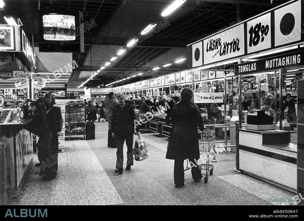 Mobilia i Malmö 1978.Interiör kassor snabbsköpskassor livsmedel.. Foto: Lasse Svensson / Sydsvenskan / IBL Bildbyrå.